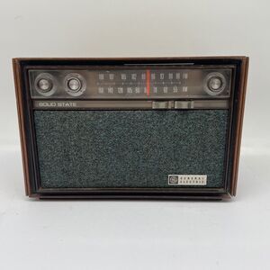 Vintage GE General Electric Solid State AM/FM radio Model T1284H, mid-1960s